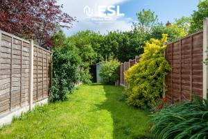 2 Bed Townhouse with Garden & Parking