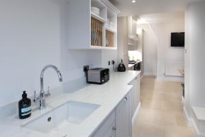 Renovated 3 Bedroom House in Lowton Pennington, free parking