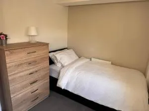 5 Bedroom Cosy Bloxwich Stay - WiFi & Free Parking - 沃尔索尔