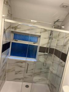 5 Bedroom Cosy Bloxwich Stay - WiFi & Free Parking