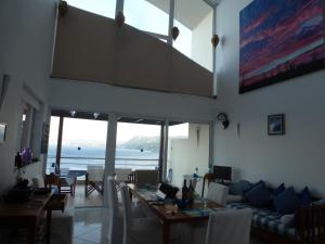 Beach Artemisia Malibu style town house sleep 6