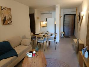 Appartements Appt neuf 2-4 pers avec loggia - Piscine chauffee - Bord de mer - Corse du Sud- Bonifacio : photos des chambres