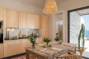 THE BOAT HOUSE Sea Front and Private Pool