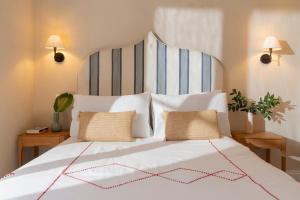 THE BOAT HOUSE Sea Front and Private Pool