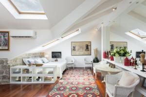 Bright and Modern Loft Near the City Walls