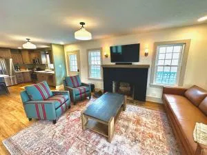 Tippecanoe Lakefront Classic Cottage - Nappanee