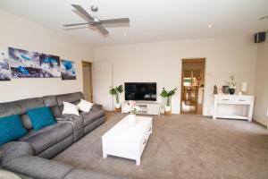 Stylish Home 4mins drive to Sovereign Hill & Lake Wendouree with Free Parking