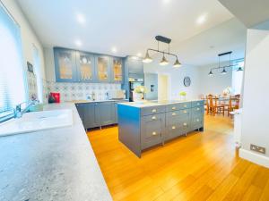 Top Floor Apartment with Castle Views