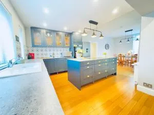 Relaxing Apartment with a stunning view of the Edinburgh Skyline - كوينسفيري