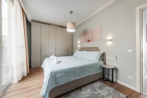 Sunny Coastal Getaway Green Coast by PikHost