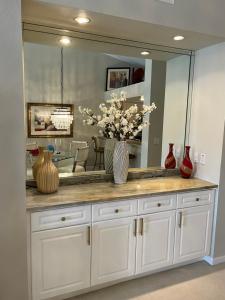 Well-appointed condo beautifully furnished