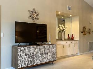 Well-appointed condo beautifully furnished