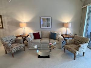 Well-appointed condo beautifully furnished