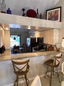 Well-appointed condo beautifully furnished