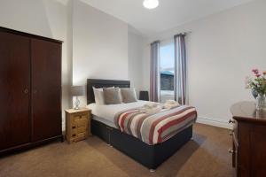 Unique! 5BR in Queen Street