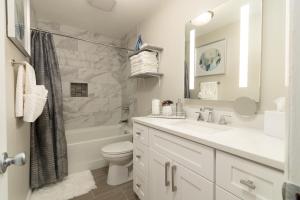 Rear deck w Soaking tub + Wi-Fi & Parking