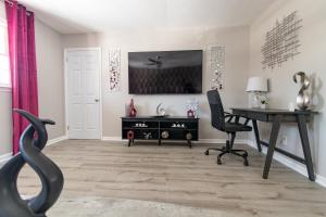 Rear deck w Soaking tub + Wi-Fi & Parking