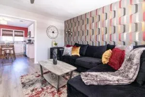 Rear deck w/ Soaking tub + Wi-Fi & Parking - Burlington