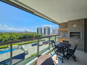 Apartamento com varanda a 200m da Praia da Enseada - بيرتيوغا