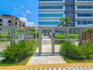 Apartamento com varanda a 200m da Praia da Enseada