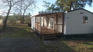 MH 201 AGREABLE et tout ÉQUIPÉ 2CH dont suite parentale et 2sdb avec vue sur foret dans camping 4 étoiles