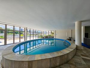 Apartamento com varanda a 200m da Praia da Enseada