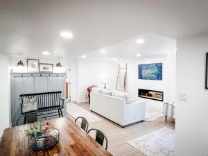 Bright & Cozy Basement Retreat