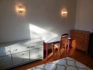 Bright room near Metro Monk station with Self Check-in