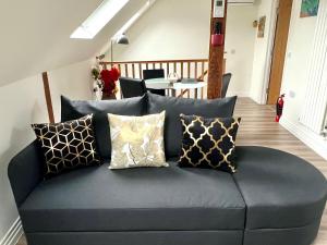 Glastonbury Secret Retreat - 1 BD Split-Level Apt, Sleeps 3