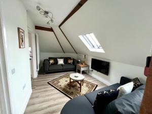 Glastonbury Secret Retreat - 1 BD Split-Level Apt, Sleeps 3