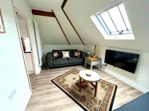 Glastonbury Secret Retreat - 1 BD Split-Level Apt, Sleeps 3