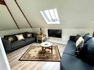 Glastonbury Secret Retreat - 1 BD Split-Level Apt, Sleeps 3