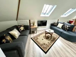 Glastonbury Secret Retreat - 1 BD Split-Level Apt, Sleeps 3 - South Cadbury