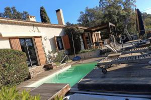 Spacious house with pool in Cabasson