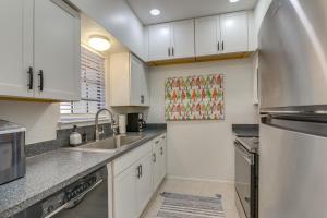 Great Location! Quiet Galveston Gem 1 Mi to Shore