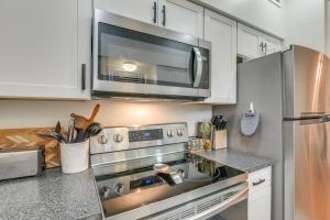 Great Location! Quiet Galveston Gem 1 Mi to Shore