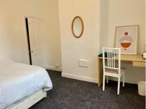 NEW! Stunning cosy double bed with window views, free WiFi and breakfast in a 3-bed peaceful house, spacious and full of hospitality - Sutton Coldfield