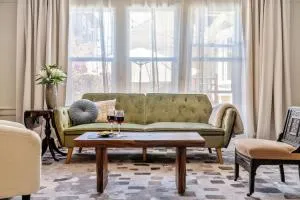 Refined and Roomy 1BD House with Laundry - آوكلاند