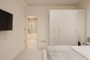 Modern Kensington 3-bedroom apartment with garden