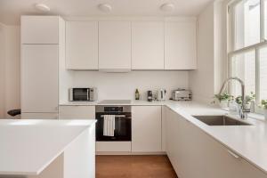 Modern Kensington 3-bedroom apartment with garden