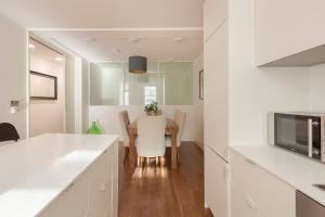 Modern Kensington 3-bedroom apartment with garden