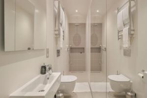 Modern Kensington 3-bedroom apartment with garden