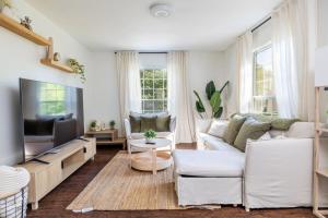 Two-Bedroom Townhouse room in Cozy Duplex w King Bed 2 Full