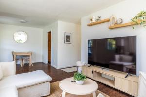 Cozy Duplex w King Bed 2 Full