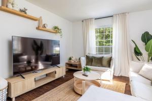 Cozy Duplex w King Bed 2 Full