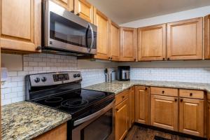 Cozy Duplex w King Bed 2 Full