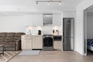 Downtown 2 bedroom Condo with Private Balcony