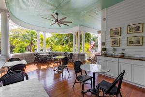 Classic Queen - Curry Mansion with Heated Pool