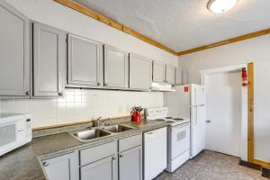 1 Mi to Downtown Welcoming Winona Duplex