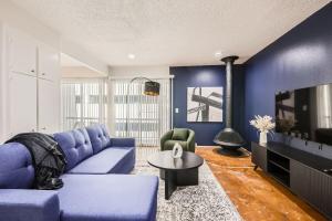 Your Comfy King Suite Getaway - Sleeps 4 - Pool, Prkg